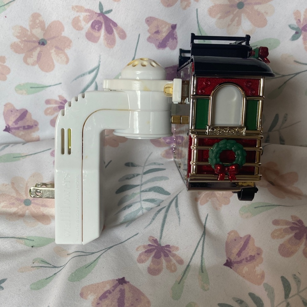 Bath & Body Works Reindeer Train Trolley Light Up Projector Wallflower Plug-In - Picture 5 of 6